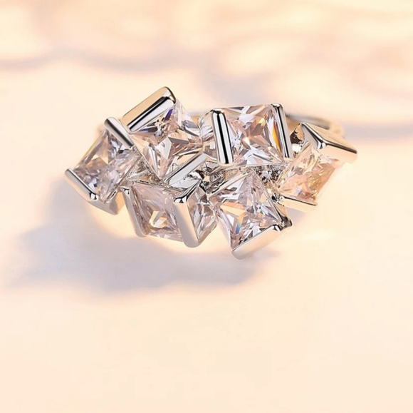 New 925 sterling silver clear cubic zirconia ring! - Picture 3 of 4